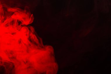 Siyah arka planda kırmızı buhar. Boşluğu kopyala.