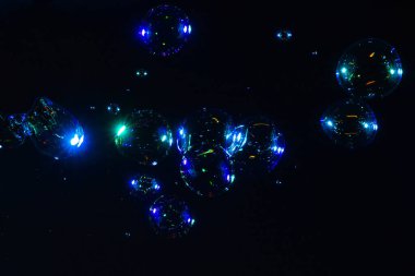 Sabun köpükleri siyah arka planda izole edilmiş. Boşluğu kopyala. 