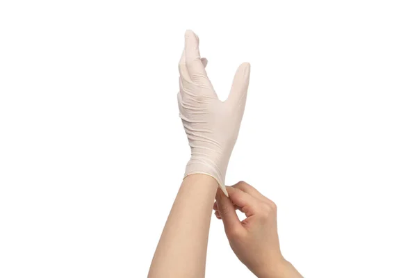 Kobieta Zakłada Białe Gumowe Rękawiczki Odizolowane Biało — Zdjęcie stockowe