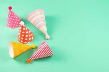 Arka planda renkli doğum günü şapkaları. Üst görünüm.