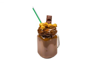 Çikolatalı milkshake, çırpılmış krema, kurabiye, waffle, cam mason kavanozunda servis edilir. 