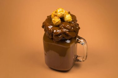 Çikolatalı milkshake, çırpılmış krema, kurabiye, waffle, cam mason kavanozunda servis edilir. 