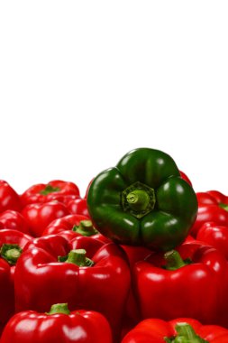 Beyaz arka planda izole edilmiş bir grup dolma biber. Boşluğu kopyala.