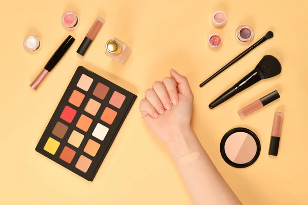 Stichting Vrouw Hand Professionele Make Producten Met Cosmetische Beauty Producten — Stockfoto