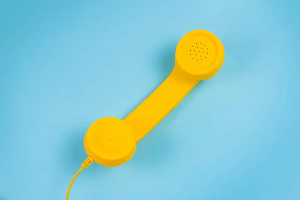 Mavi Arka Planda Sarı Bir Cep Telefonu Boşluğu Kopyala — Stok fotoğraf