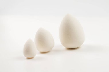 Küçük, orta ve büyük beyaz güzellik karıştırıcı beyaz üzerinde izole.