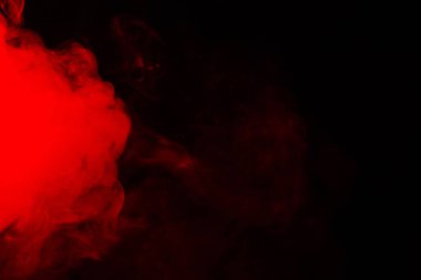 Siyah arka planda kırmızı buhar. Boşluğu kopyala.