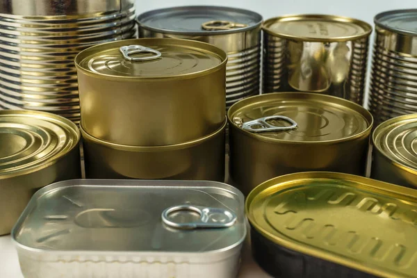 Beyaz arka planda izole edilmiş teneke kutuların karışımı. Boşluğu kopyala.