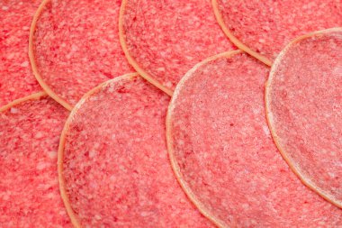 Lezzetli salam arka planda. Üst görünüm.