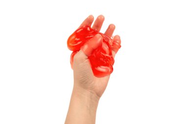 Beyaz ellerle izole edilmiş bir kadının elindeki kırmızı balçık oyuncağı. Üst görünüm. 