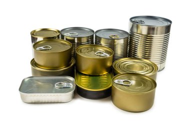 Beyaz arka planda izole edilmiş teneke kutuların karışımı. Boşluğu kopyala.