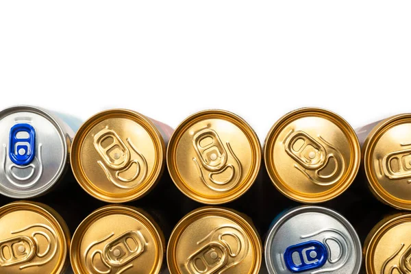 Sekelompok Kaleng Aluminium Berturut Turut Minuman Dingin Terisolasi Atas Putih — Stok Foto