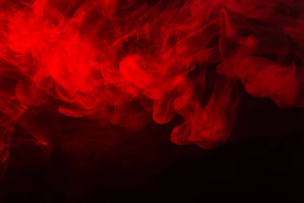 Siyah arka planda kırmızı buhar. Boşluğu kopyala.