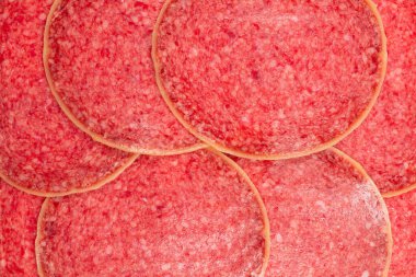 Beyaz arka planda izole edilmiş lezzetli salam dilimleri.. 