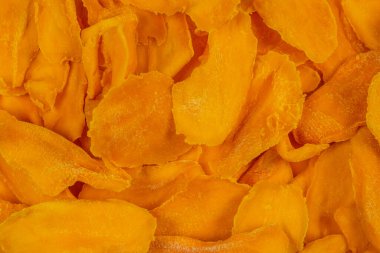 Tatlı mango dilimleri arka planda. Üst görünüm. 