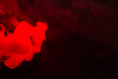 Siyah arka planda kırmızı buhar. Boşluğu kopyala.