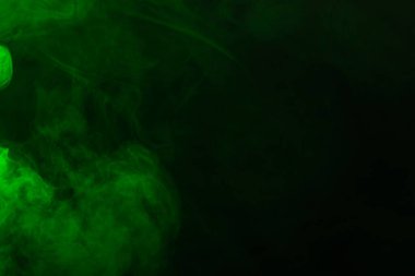 Siyah arka planda yeşil buhar. Boşluğu kopyala.