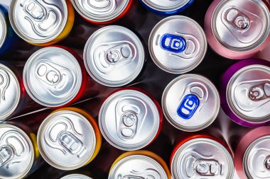 Bir grup alüminyum kutu, soğuk içecek. Üst görünüm.