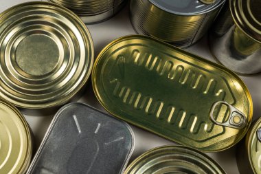 Beyaz arka planda izole edilmiş teneke kutuların karışımı. Boşluğu kopyala.