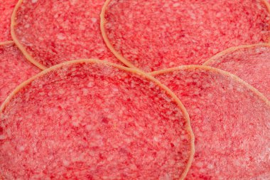 Lezzetli salam arka planda. Üst görünüm.