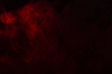 Siyah arka planda kırmızı buhar. Boşluğu kopyala.