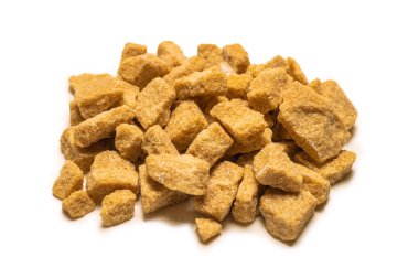 Kahverengi şeker parçaları beyaz arkaplanda izole edilmiş.