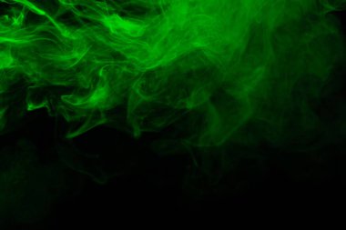 Siyah arka planda yeşil buhar. Boşluğu kopyala.