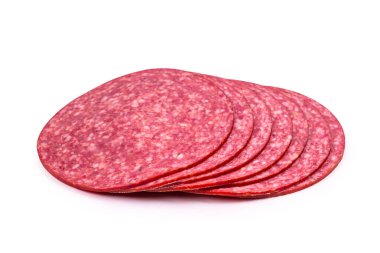 Beyaz arka planda izole edilmiş lezzetli salam dilimleri.. 