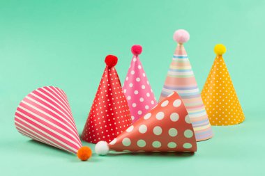 Arka planda renkli doğum günü şapkaları. Üst görünüm.
