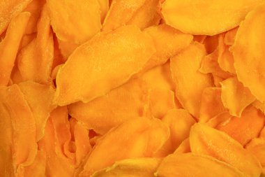 Tatlı mango dilimleri arka planda. Üst görünüm. 