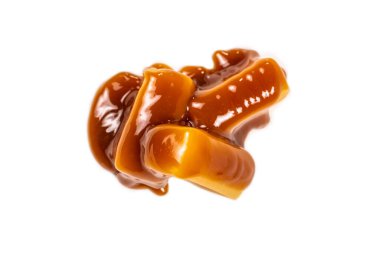 Beyaz arka planda izole edilmiş lezzetli karamel şekerler. Boşluğu kopyala.