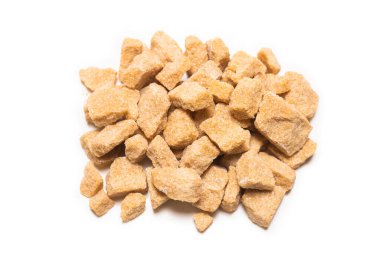 Kahverengi şeker parçaları beyaz arkaplanda izole edilmiş.