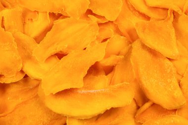 Tatlı mango dilimleri arka planda. Üst görünüm. 