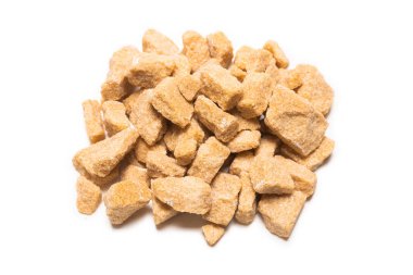 Kahverengi şeker parçaları beyaz arkaplanda izole edilmiş.