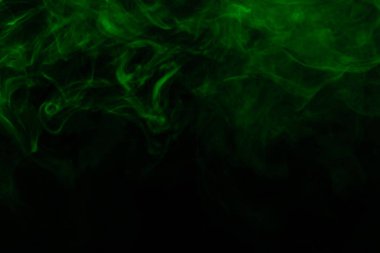 Siyah arka planda yeşil buhar. Boşluğu kopyala.