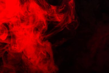 Siyah arka planda kırmızı buhar. Boşluğu kopyala.