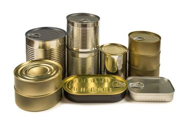 Beyaz arka planda izole edilmiş teneke kutuların karışımı. Boşluğu kopyala.