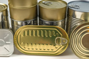 Beyaz arka planda izole edilmiş teneke kutuların karışımı. Boşluğu kopyala.