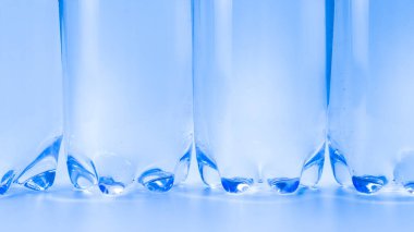 İçinde su olan plastik şişe grubu.. 