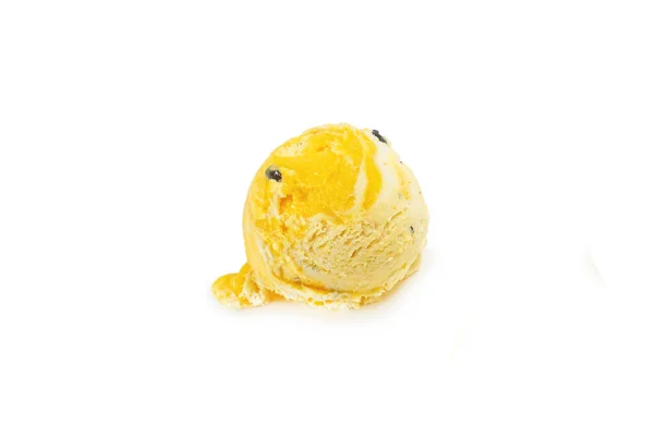 Tutkulu meyveli dondurma topu beyaza izole edilmiş..