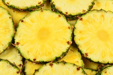 Ananas sulu sarı dilimler arka planda. Üst görünüm.