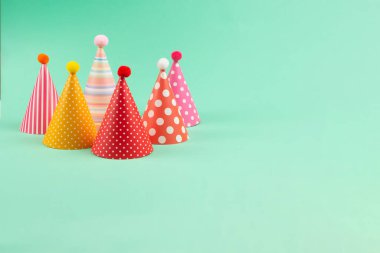 Arka planda renkli doğum günü şapkaları. Üst görünüm.