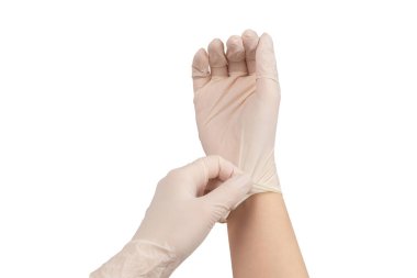 Kadın beyaz lastik eldiven takıyor. Beyazda izole edilmiş.