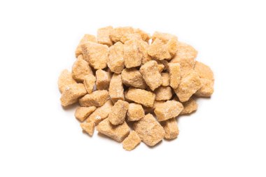 Kahverengi şeker parçaları beyaz arkaplanda izole edilmiş.