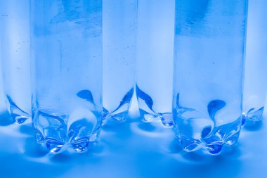 İçinde su olan plastik şişe grubu.. 