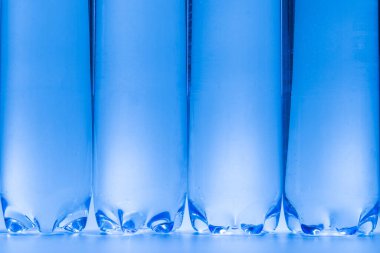 İçinde su olan plastik şişe grubu.. 