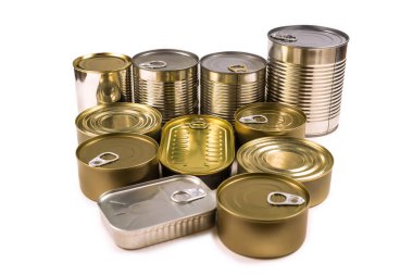 Beyaz arka planda izole edilmiş teneke kutuların karışımı. Boşluğu kopyala.