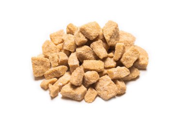 Kahverengi şeker parçaları beyaz arkaplanda izole edilmiş.