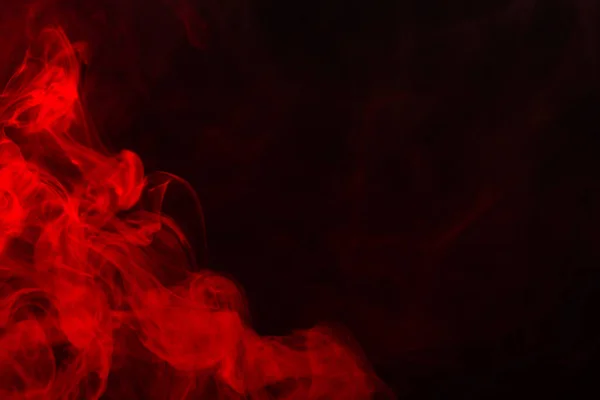 Siyah arka planda kırmızı buhar. Boşluğu kopyala.