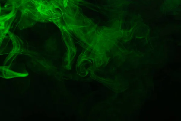黑色背景上的绿色蒸汽复制空间 — 图库照片